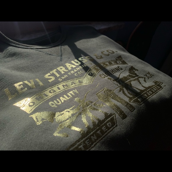 Olive green and gold Levi’s Sweatshirt🔥 - Picture 2 of 3